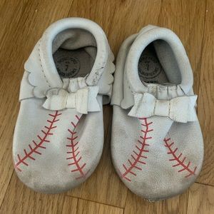 Freshly Picked Baseball Bow mini sole moccs, size 7
